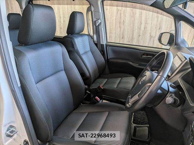 Toyota VOXY 2016-10 8210948-6