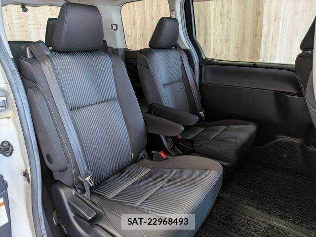 Toyota VOXY 2016-10 8210948-7