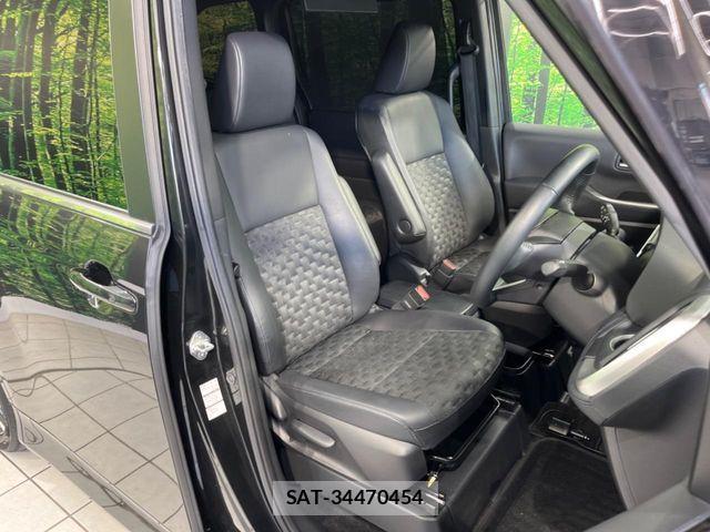Toyota VOXY 2023-09 8210902-7