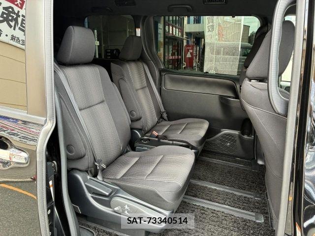 Toyota VOXY 2019-07 8210926-10