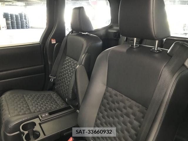 Toyota VOXY 2022-03 8210906-18