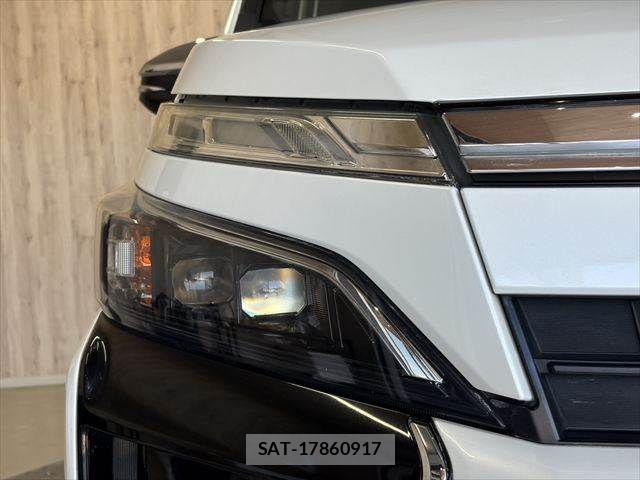 Toyota VOXY 2018-11 8210940-26