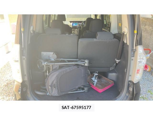 Toyota VOXY 2012-03 8210957-11
