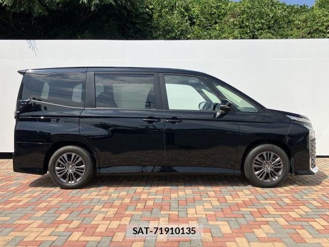 Toyota VOXY 2023-09 8210916-5