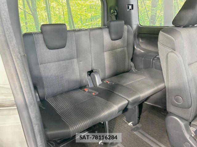 Toyota VOXY 2017-08 8210935-9