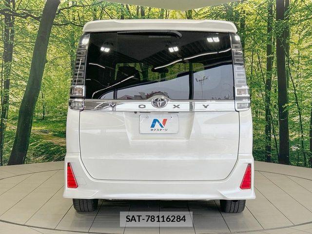 Toyota VOXY 2017-08 8210935-15