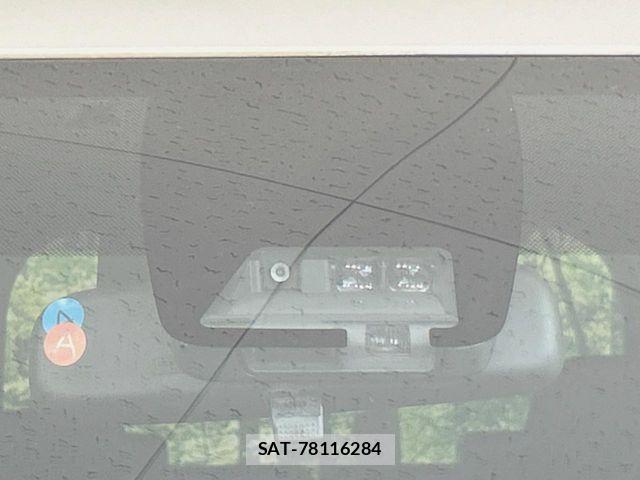 Toyota VOXY 2017-08 8210935-6