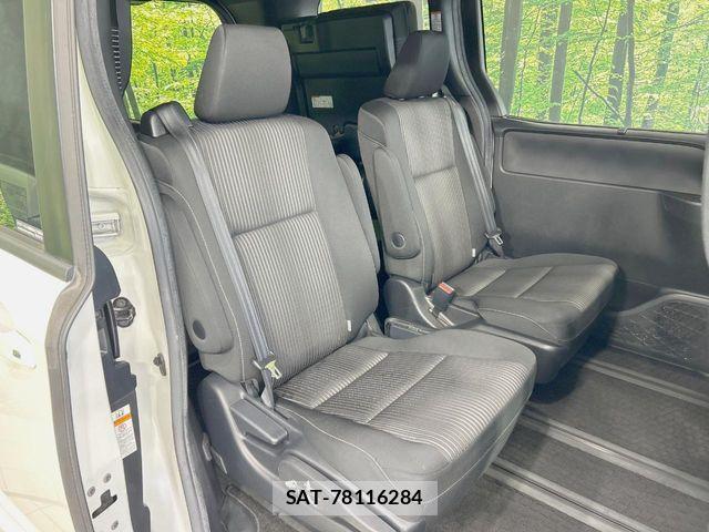 Toyota VOXY 2017-08 8210935-8