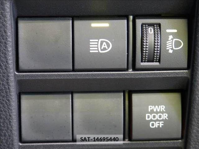 Toyota VOXY 2025-09 8210904-18