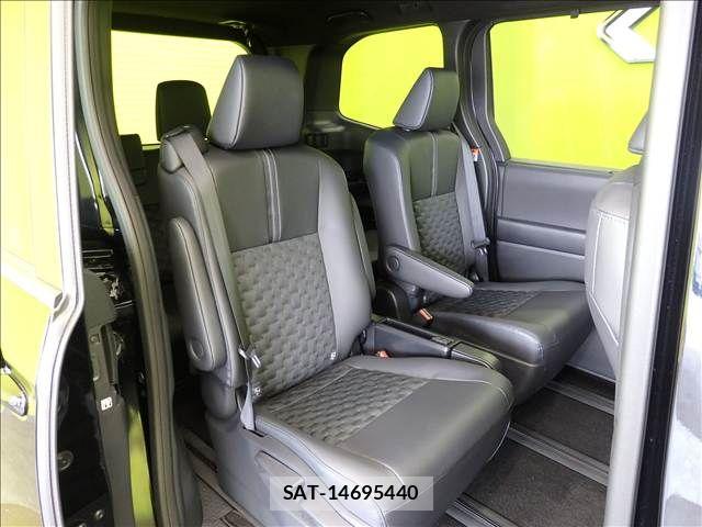 Toyota VOXY 2025-09 8210904-24