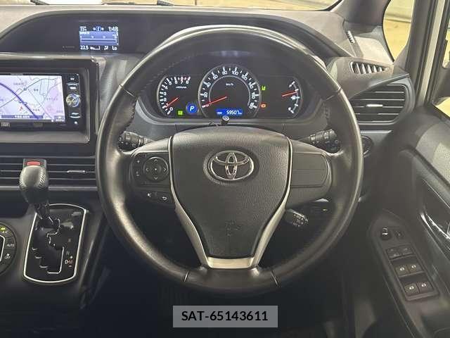 Toyota VOXY 2016-12 8210947-9