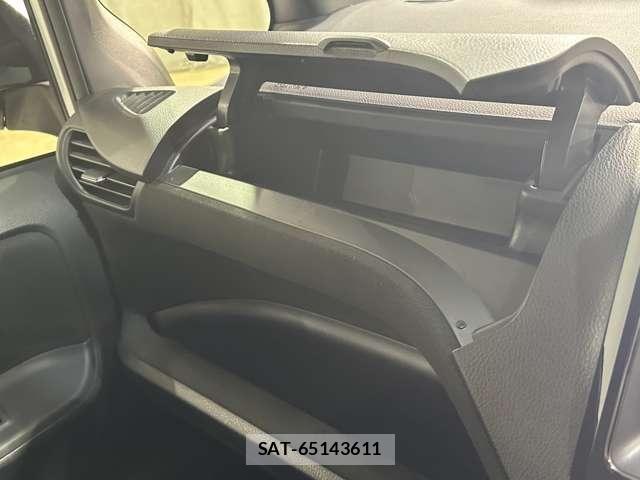 Toyota VOXY 2016-12 8210947-25