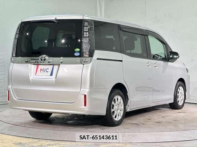 Toyota VOXY 2016-12 8210947-4