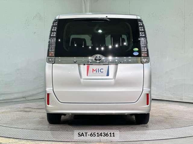 Toyota VOXY 2016-12 8210947-5