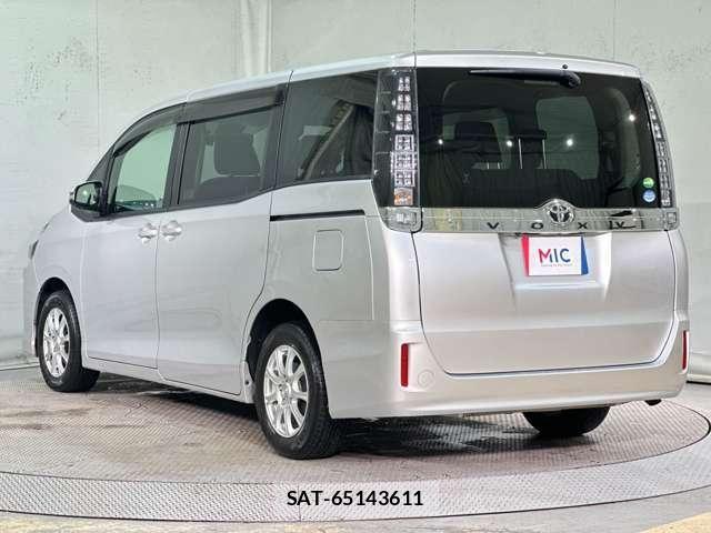 Toyota VOXY 2016-12 8210947-6