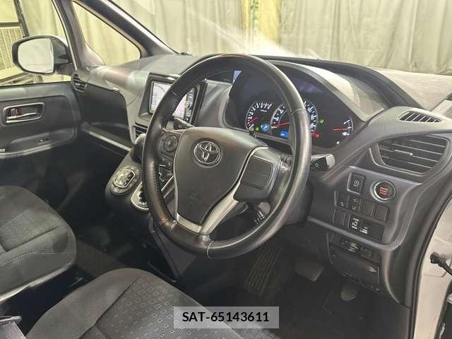 Toyota VOXY 2016-12 8210947-8