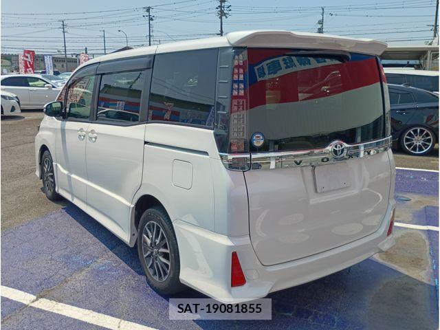 Toyota VOXY 2014-08 8210943-4
