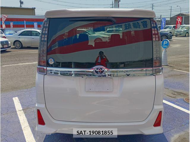 Toyota VOXY 2014-08 8210943-5