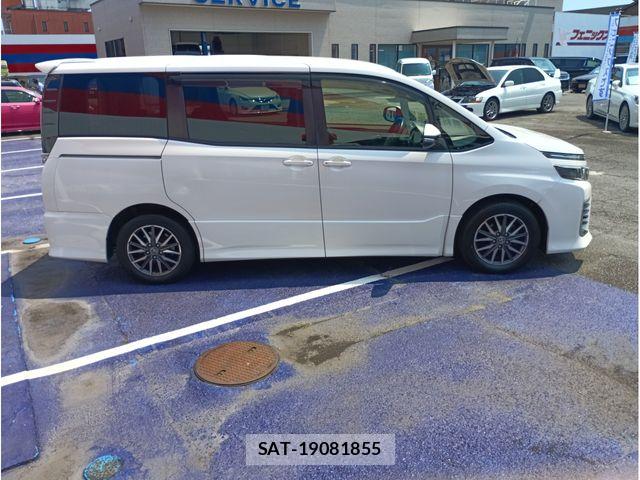 Toyota VOXY 2014-08 8210943-7