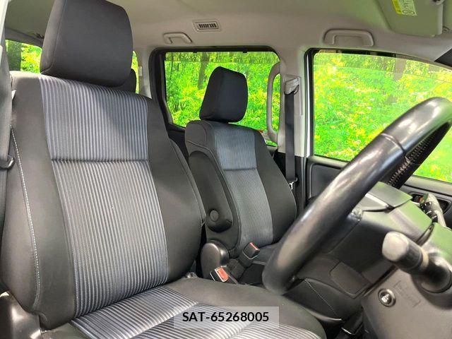 Toyota VOXY 2014-04 8210952-7