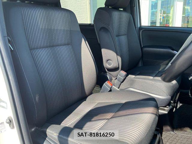 Toyota VOXY 2017-08 8210936-9