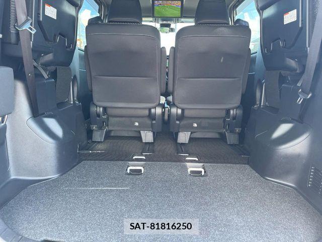 Toyota VOXY 2017-08 8210936-12