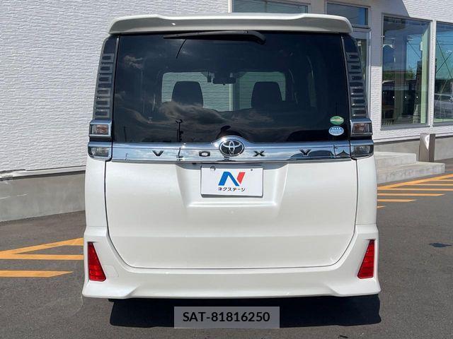 Toyota VOXY 2017-08 8210936-14
