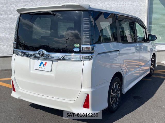Toyota VOXY 2017-08 8210936-16
