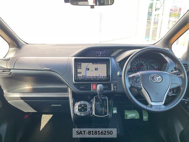 Toyota VOXY 2017-08 8210936-1