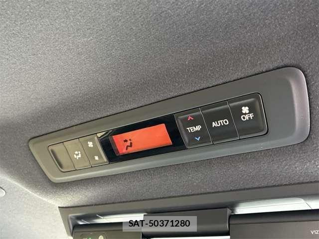 Toyota VOXY 2018-06 8210933-9