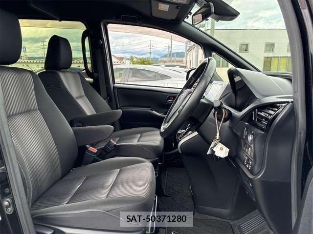 Toyota VOXY 2018-06 8210933-11