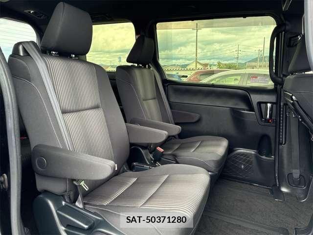 Toyota VOXY 2018-06 8210933-12