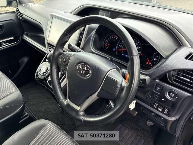 Toyota VOXY 2018-06 8210933-14