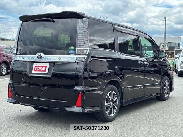 Toyota VOXY 2018-06 8210933-20
