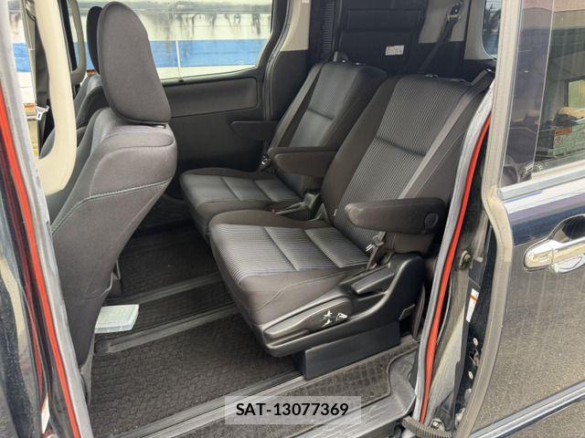 Toyota VOXY 2014-06 8210950-9