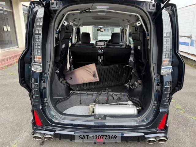 Toyota VOXY 2014-06 8210950-12
