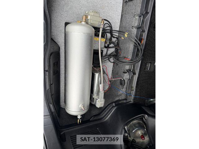 Toyota VOXY 2014-06 8210950-13