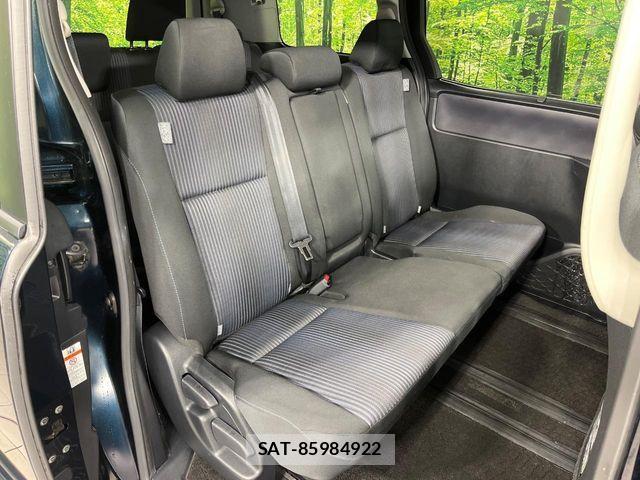 Toyota VOXY 2015-07 8210945-8