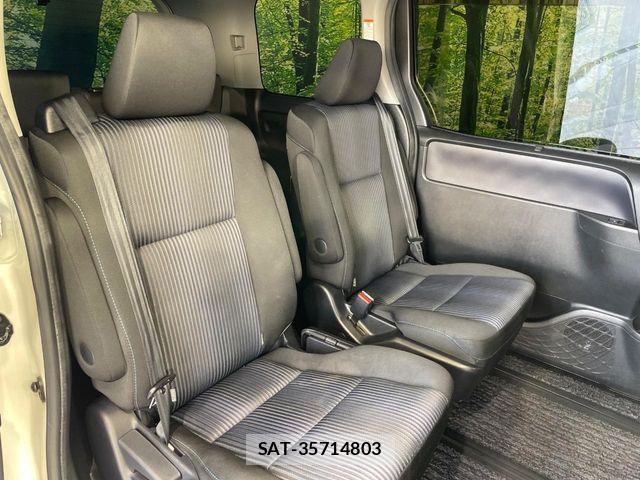Toyota VOXY 2014-02 8210944-9