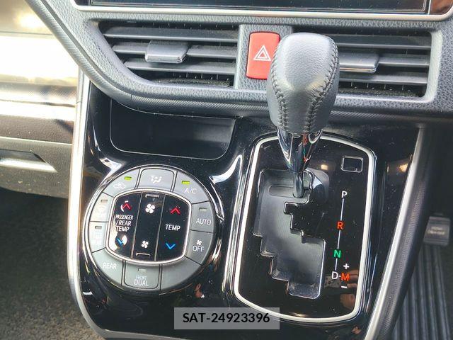 Toyota VOXY 2018-10 8210923-13