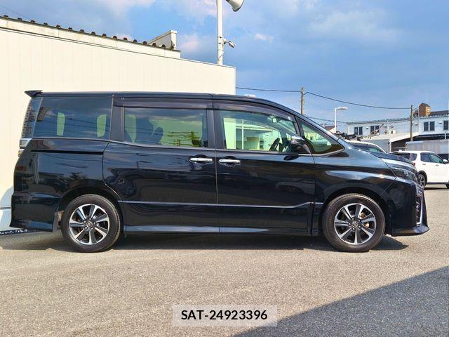 Toyota VOXY 2018-10 8210923-18