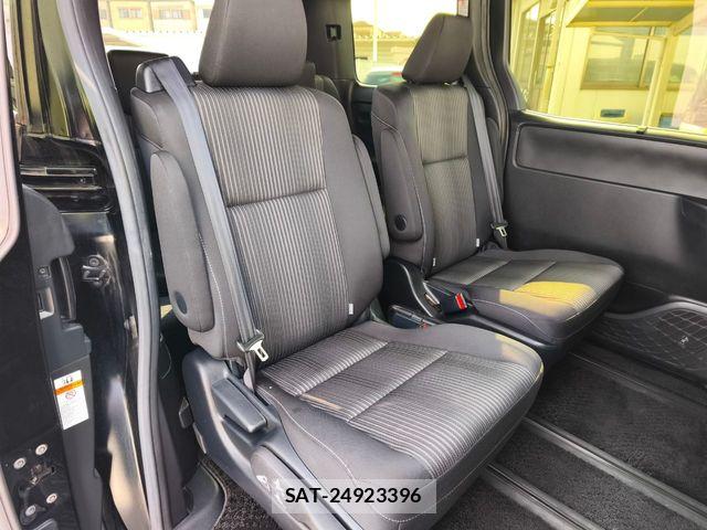Toyota VOXY 2018-10 8210923-4