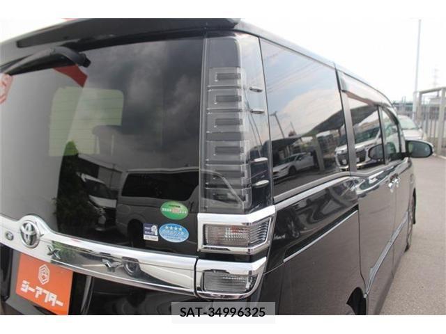 Toyota VOXY 2018-05 8210937-16
