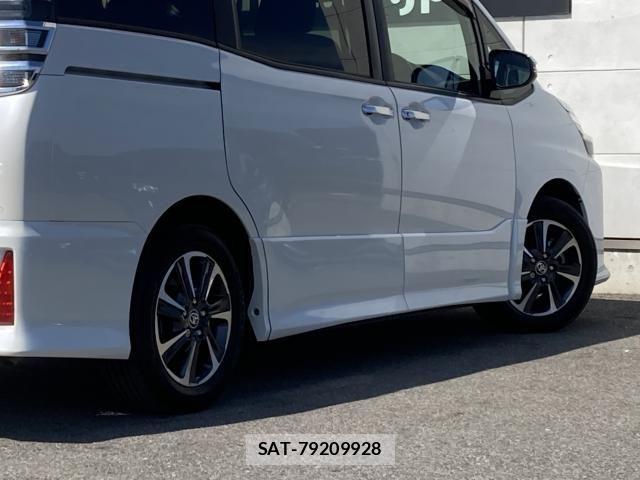 Toyota VOXY 2021-04 8210918-17