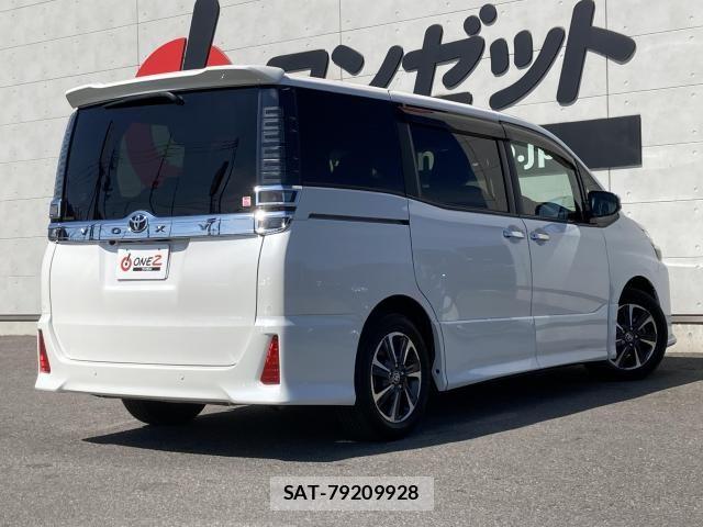Toyota VOXY 2021-04 8210918-1