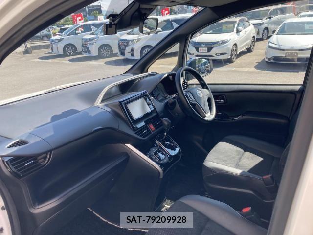 Toyota VOXY 2021-04 8210918-25