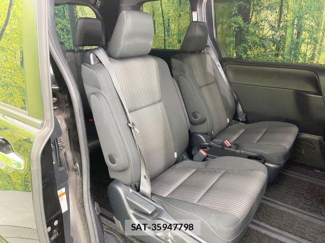 Toyota VOXY 2018-11 8210932-7