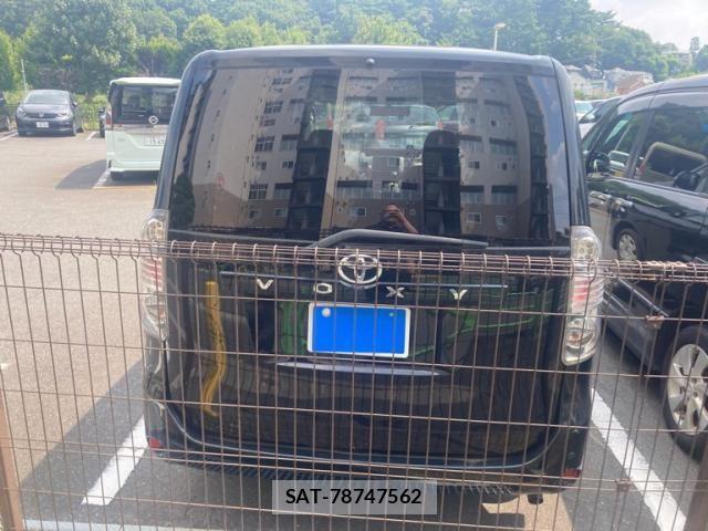 Toyota VOXY 2007-11 8232336-11