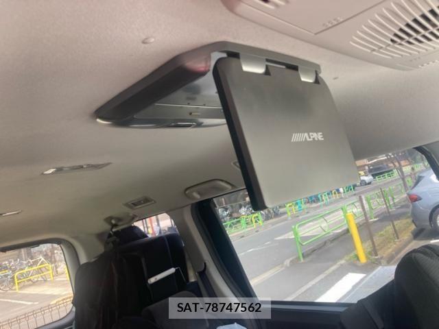 Toyota VOXY 2007-11 8232336-17