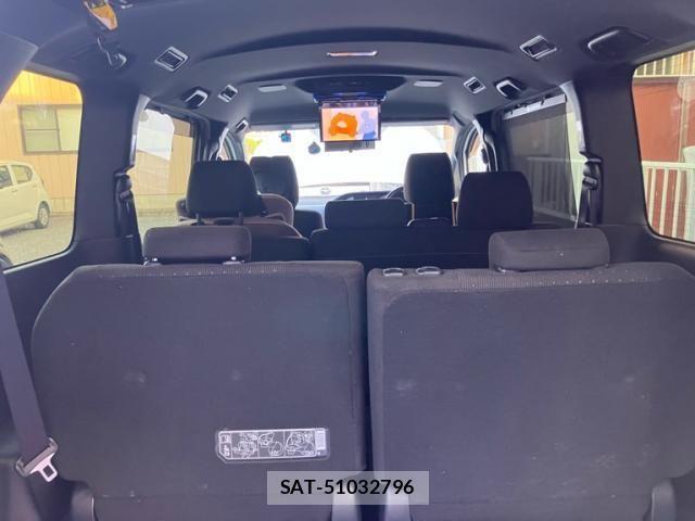 Toyota VOXY 2019-11 8232328-11